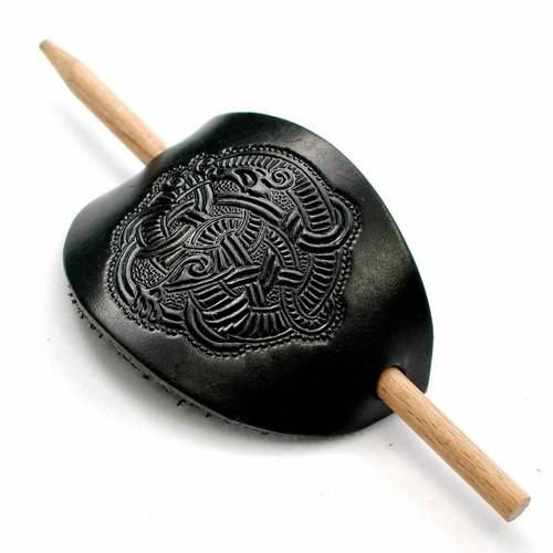​Leren haarclip met reliëf in Viking-motief en houten speld in Zwart
