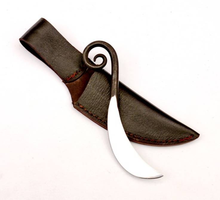 Druiden-Messer - Handgeschmiedetes Messer mit elegant eingerolltem Griff.