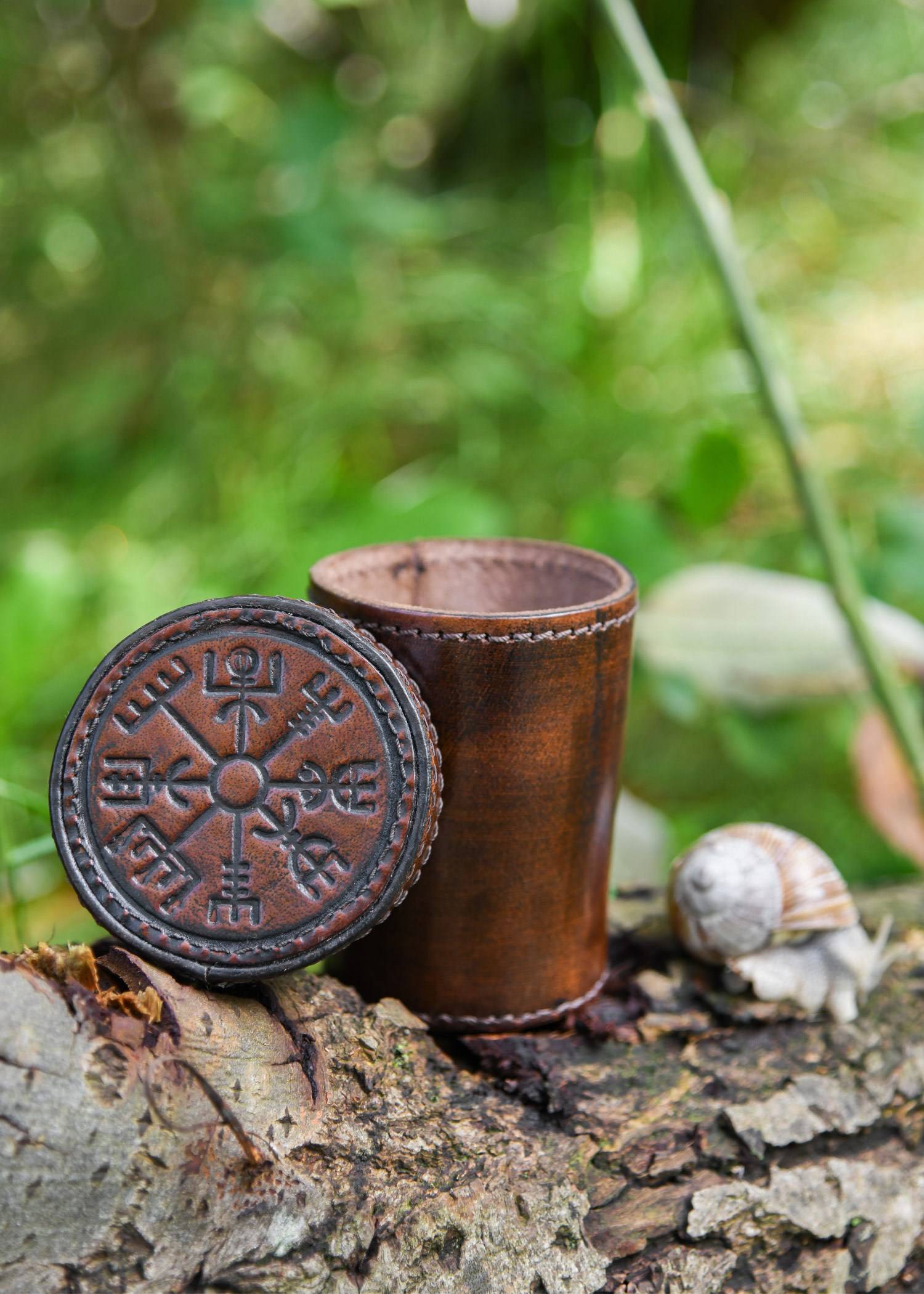 Dobbelbeker van Leder met deksel, Vegvisir reliëf in bruin