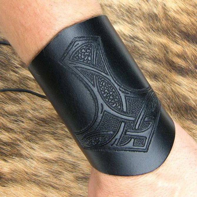 Polsbeschermer Viking Middel met Thor Hamer in Zwart of Bruin
