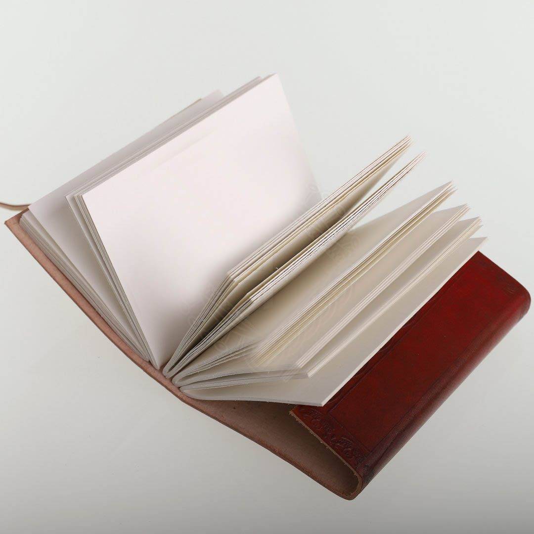 Lederbuch mit Keltischem Geflügeltem Herz
