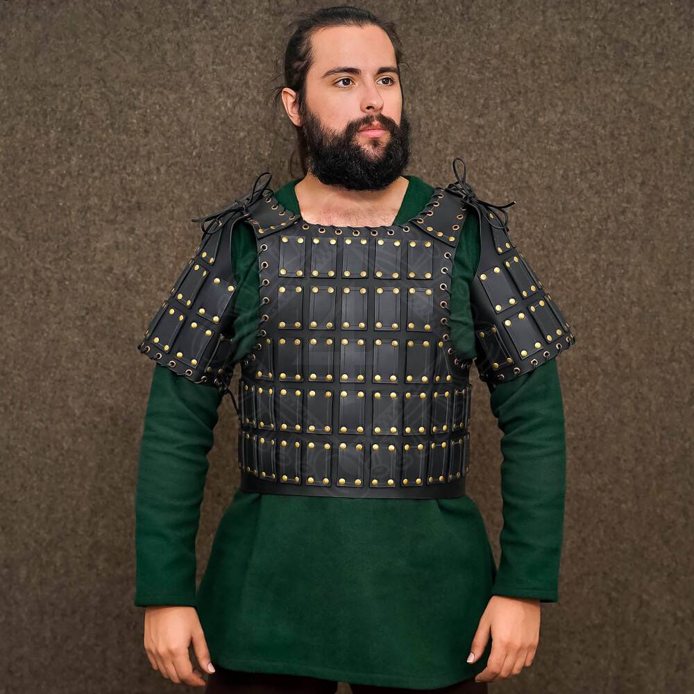 Middeleeuws leren harnas, geklonken kuras in Brigandine-stijl