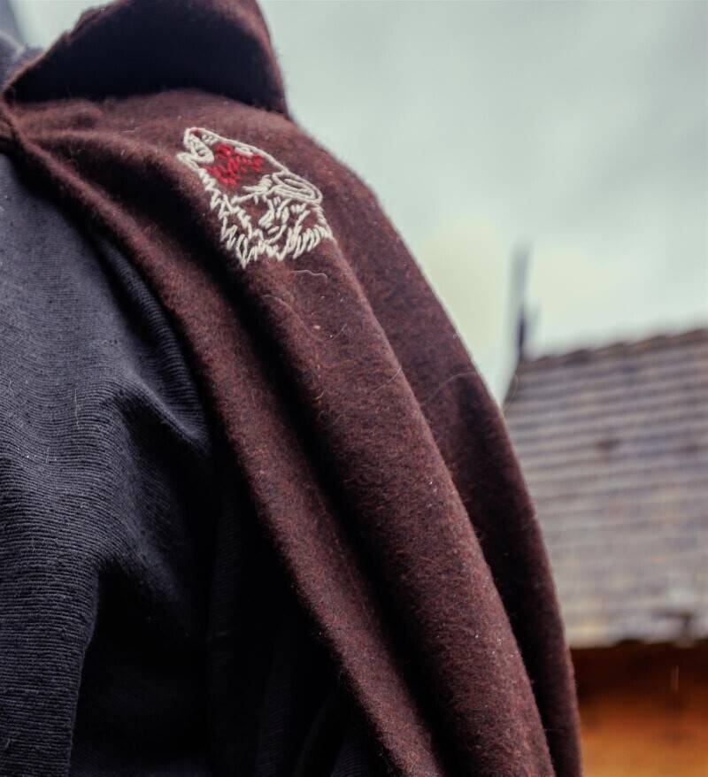 Wikinger Umhang mit Wolfsstickerei in Braun