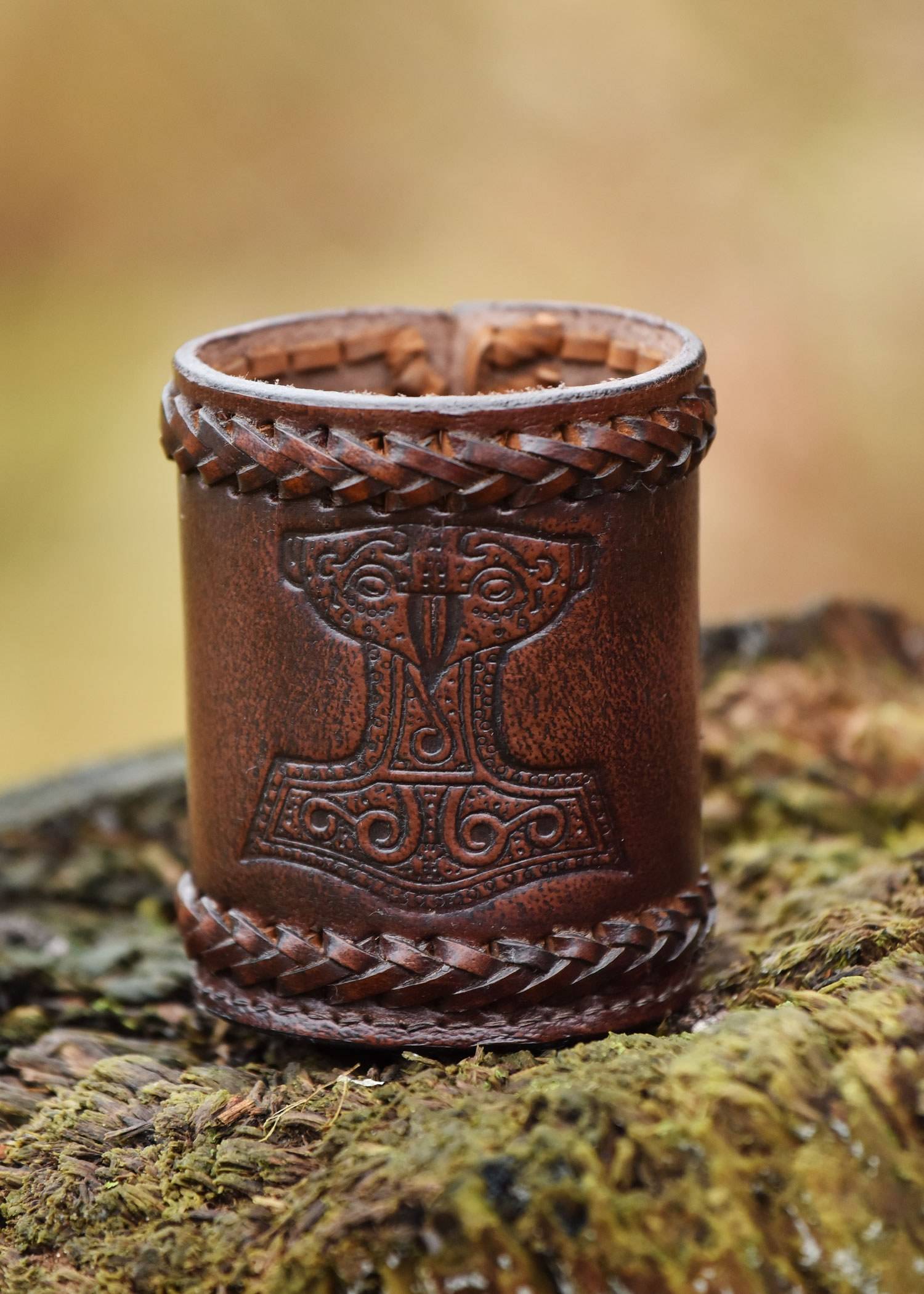 Leren dobbelbeker met Thor's hamer in reliëf, bruin