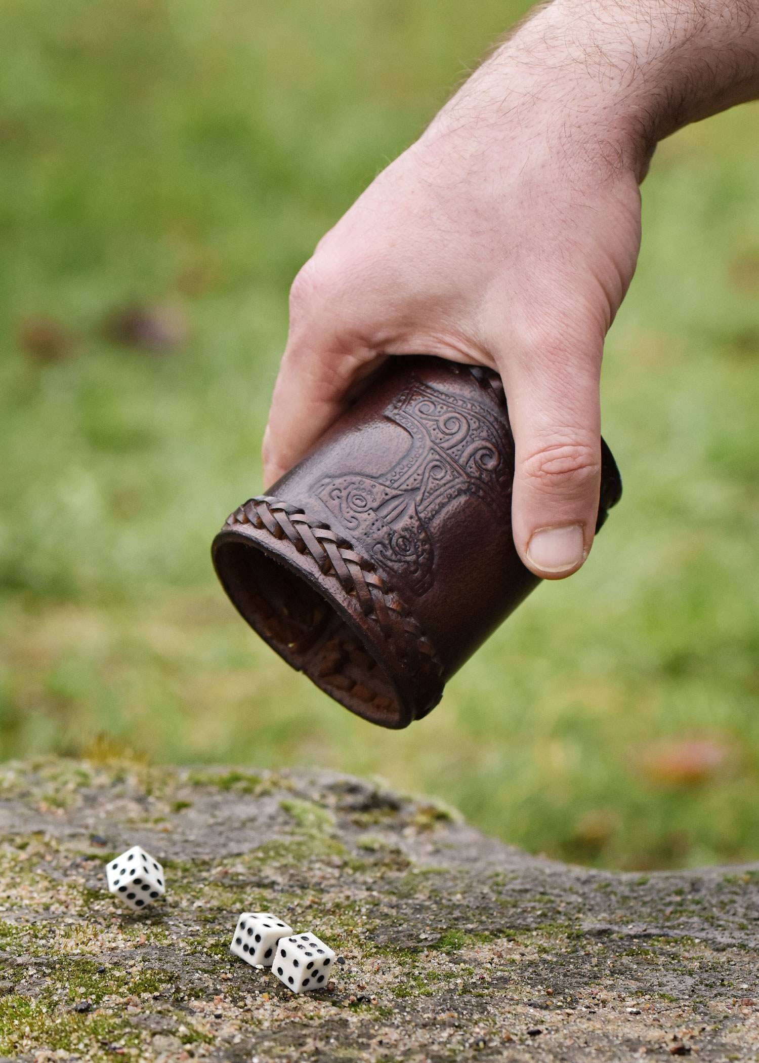 Leren dobbelbeker met Thor's hamer in reliëf, bruin