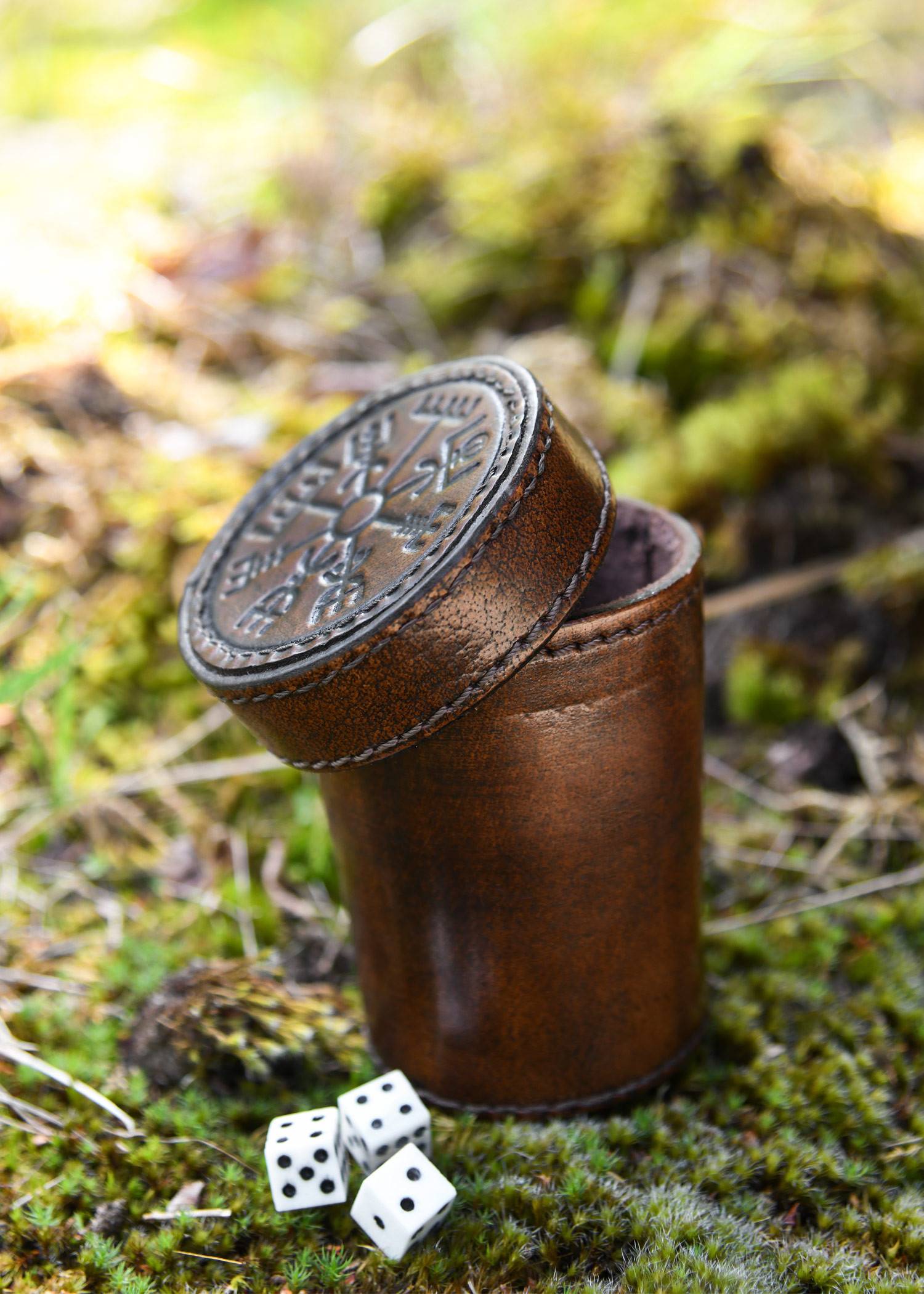 Dobbelbeker van Leder met deksel, Vegvisir reliëf in bruin