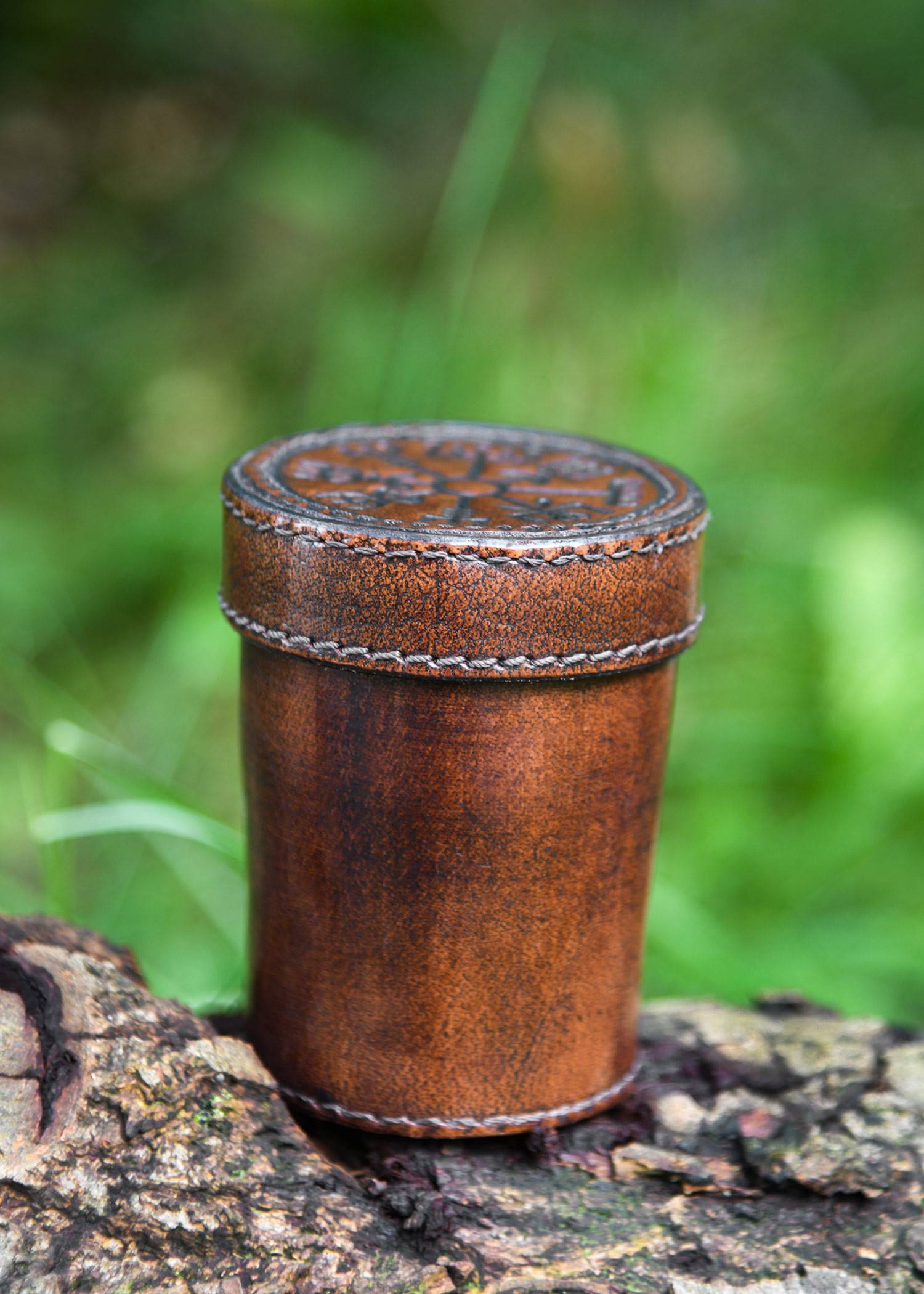 Dobbelbeker van Leder met deksel, Vegvisir reliëf in bruin