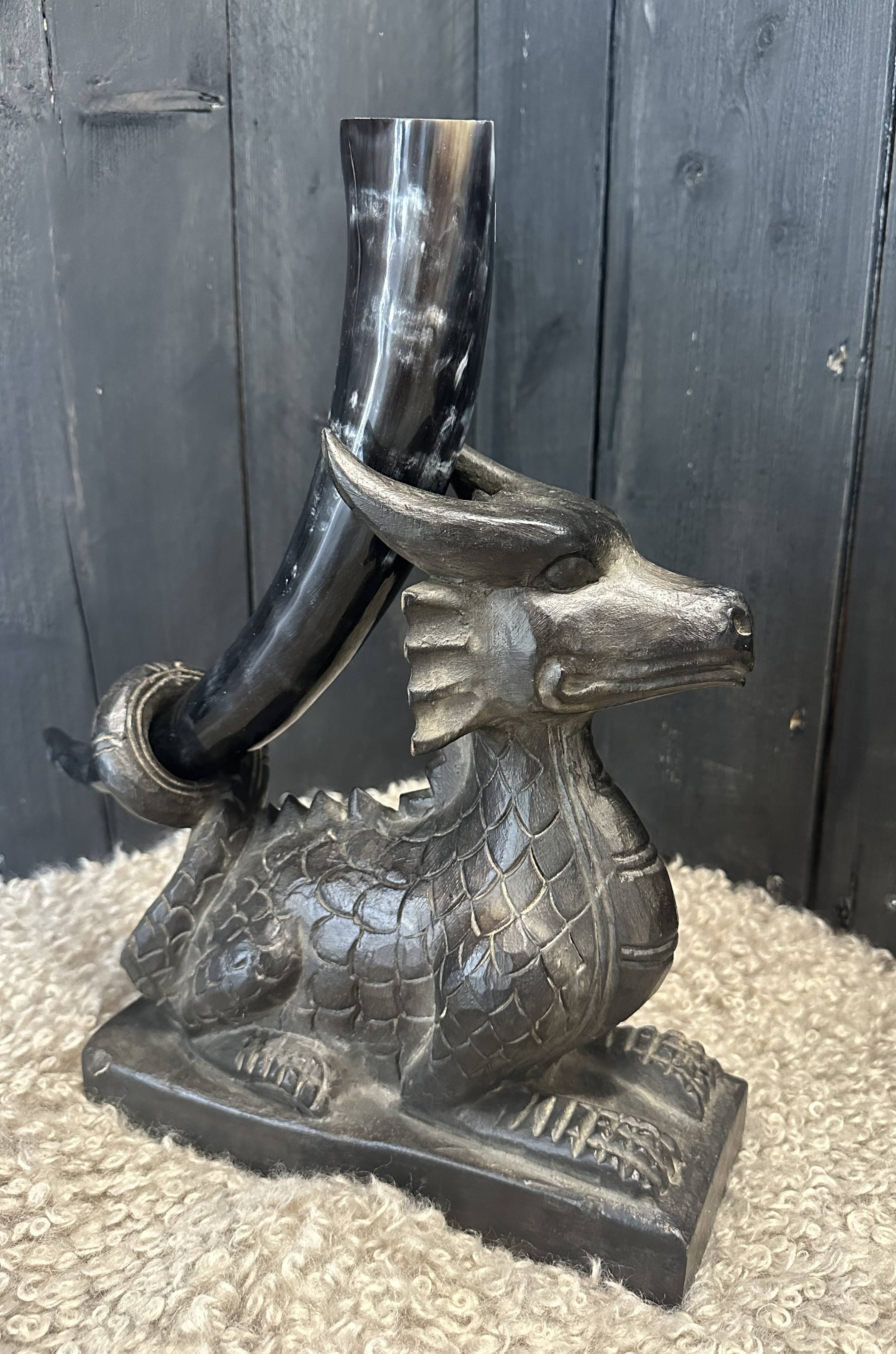Trinkhornständer Drache mit Schuppen