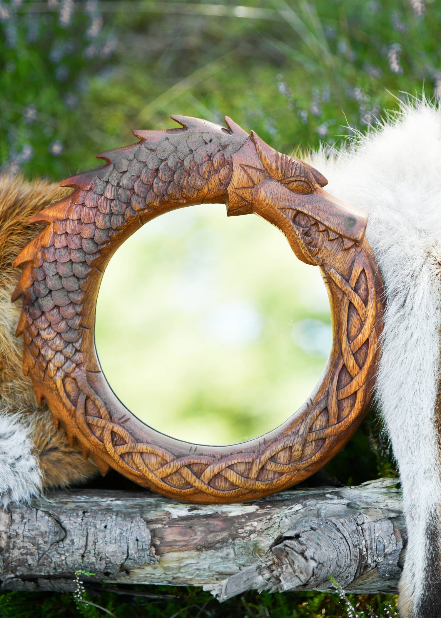 Handgesneden houten wandspiegel in de vorm van een Viking Midgardslang