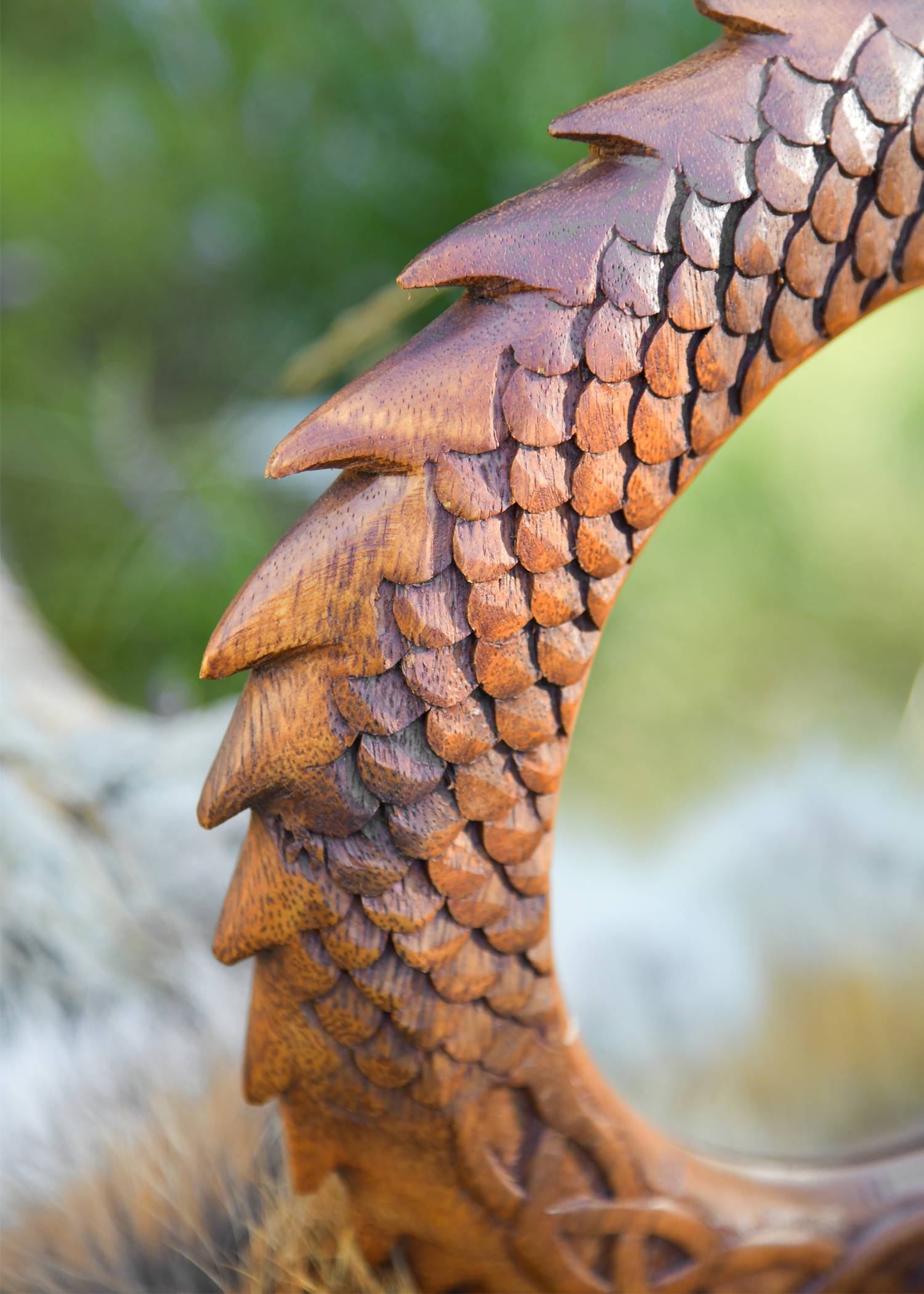 Handgesneden houten wandspiegel in de vorm van een Viking Midgardslang