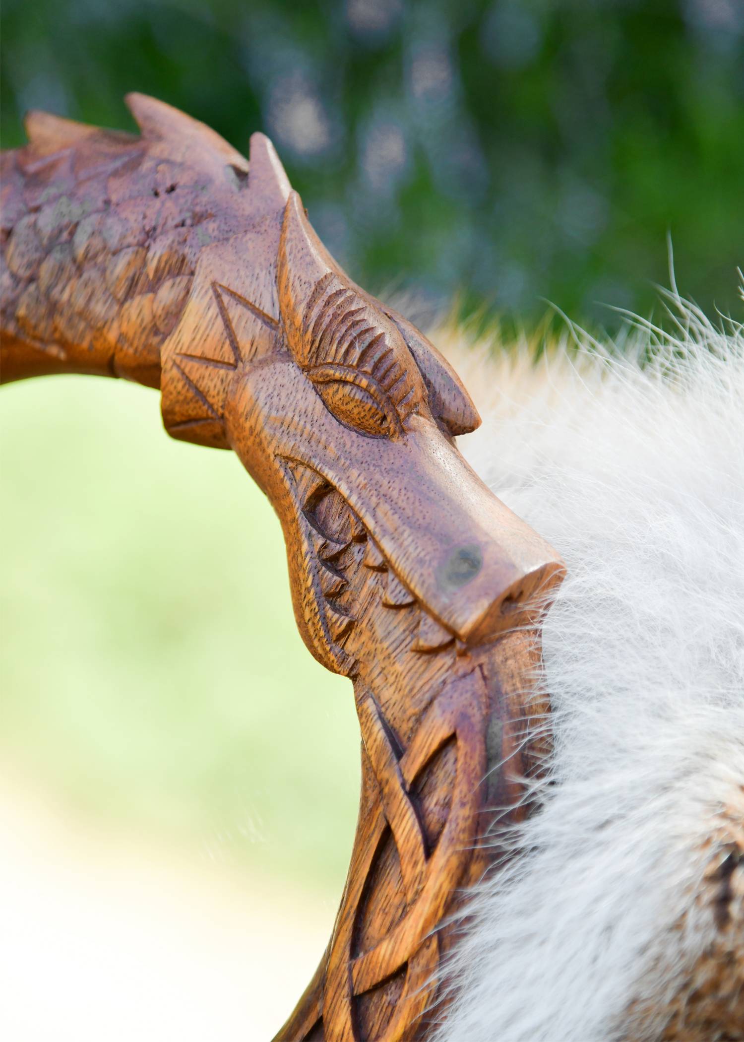 Handgesneden houten wandspiegel in de vorm van een Viking Midgardslang