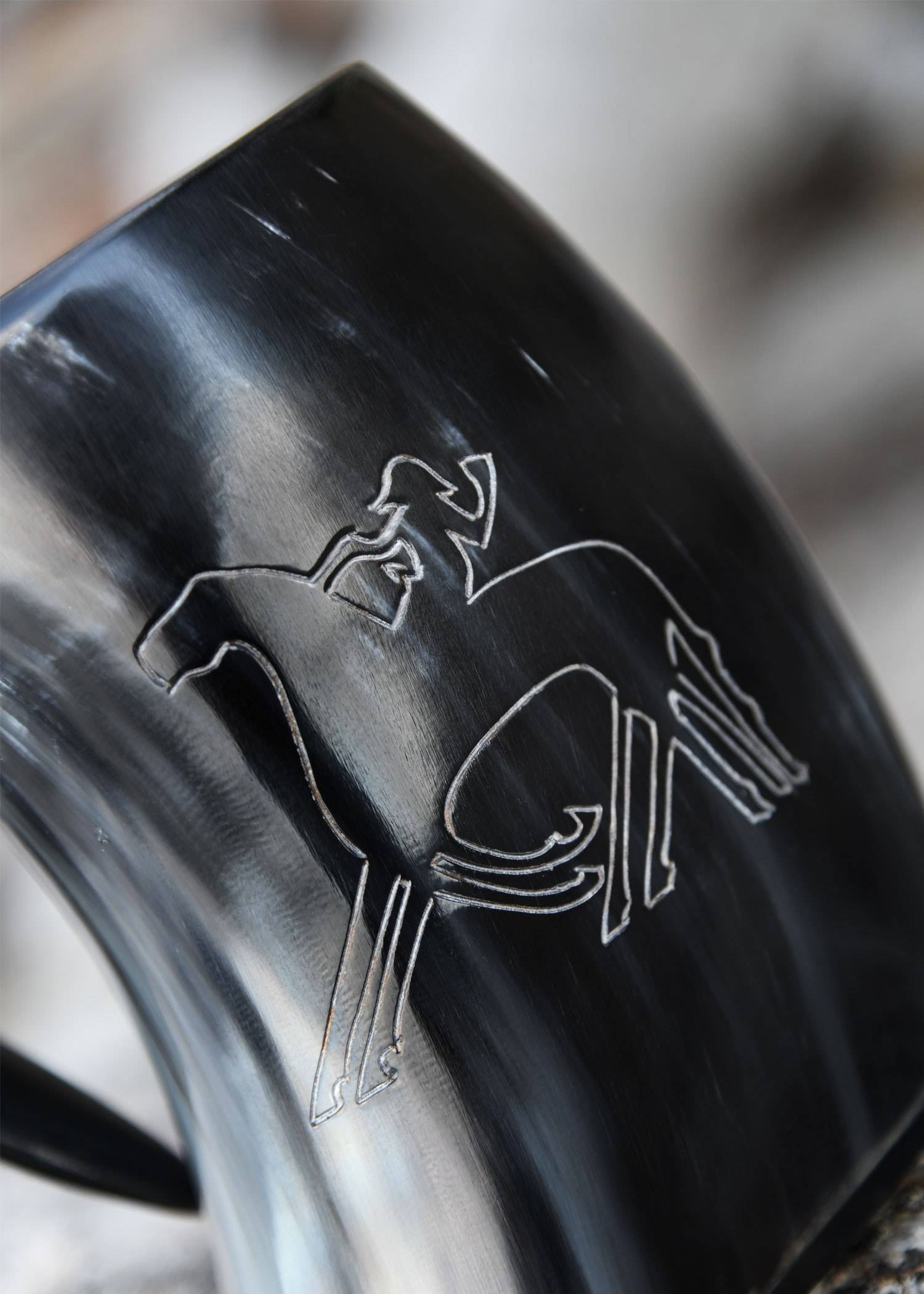 Viking Drinkbeker/Bierpul gemaakt van echt hoorn met Odin bereden Sleipnir
