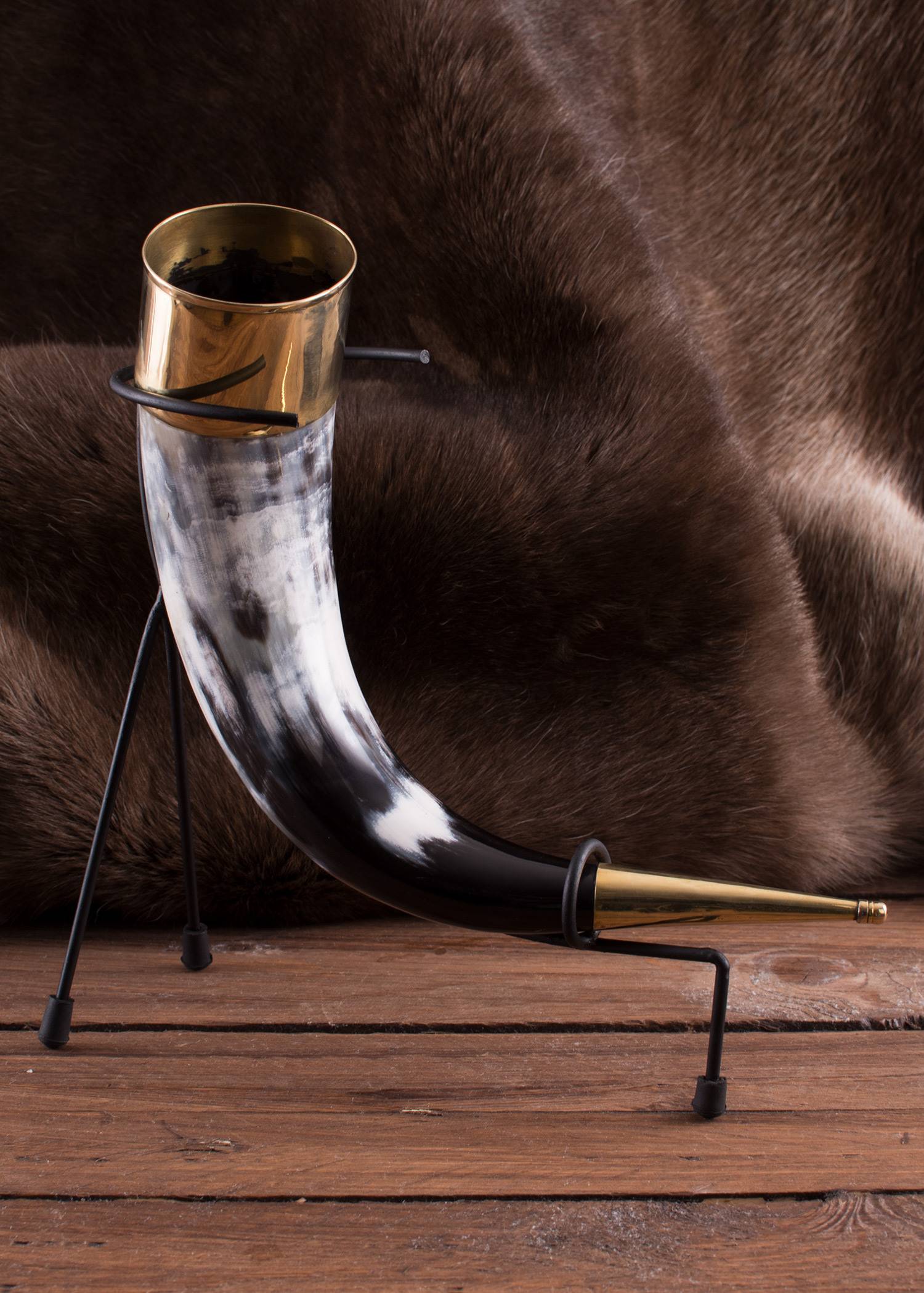 Viking Drinkhoorn met messing beslag en standaard