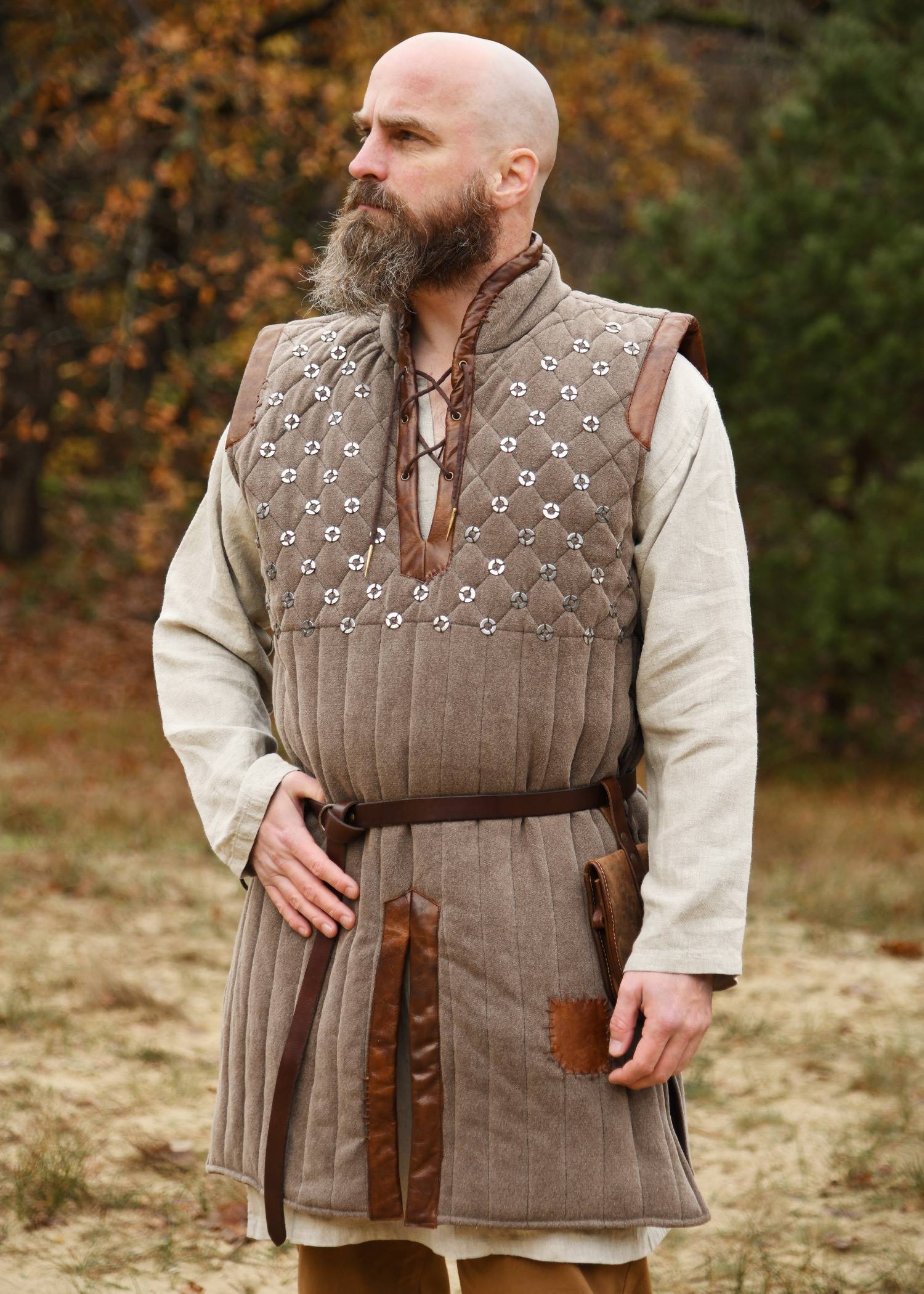Middeleeuwse Mouwloze Gambeson-Aketon met handgemaakte details in Bruin