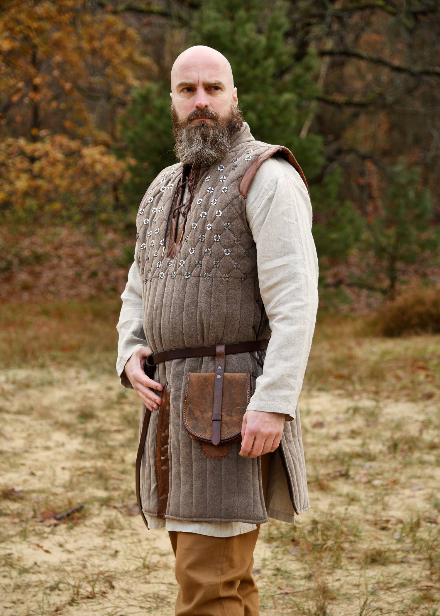 Middeleeuwse Mouwloze Gambeson-Aketon met handgemaakte details in Bruin