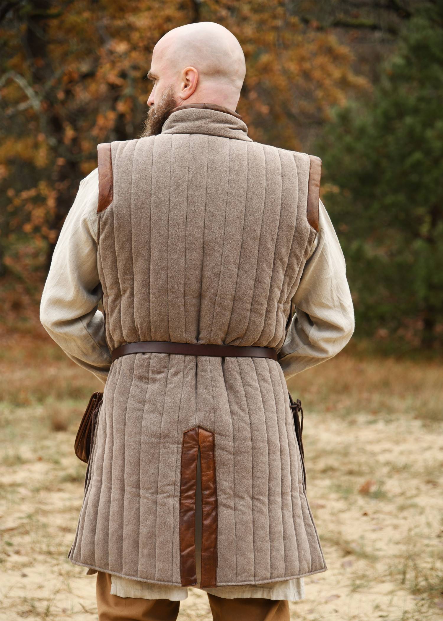 Middeleeuwse Mouwloze Gambeson-Aketon met handgemaakte details in Bruin