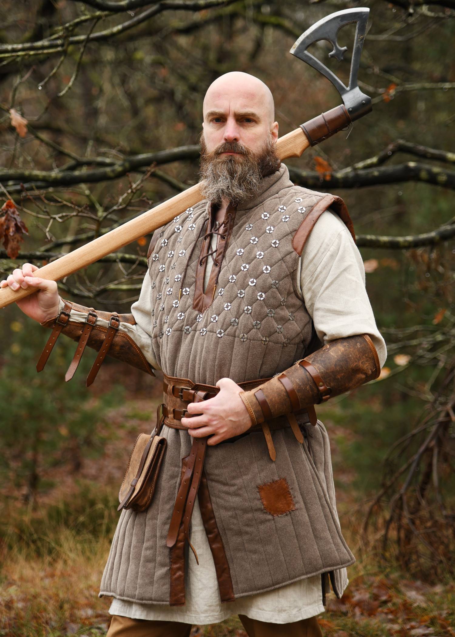 Middeleeuwse Mouwloze Gambeson-Aketon met handgemaakte details in Bruin