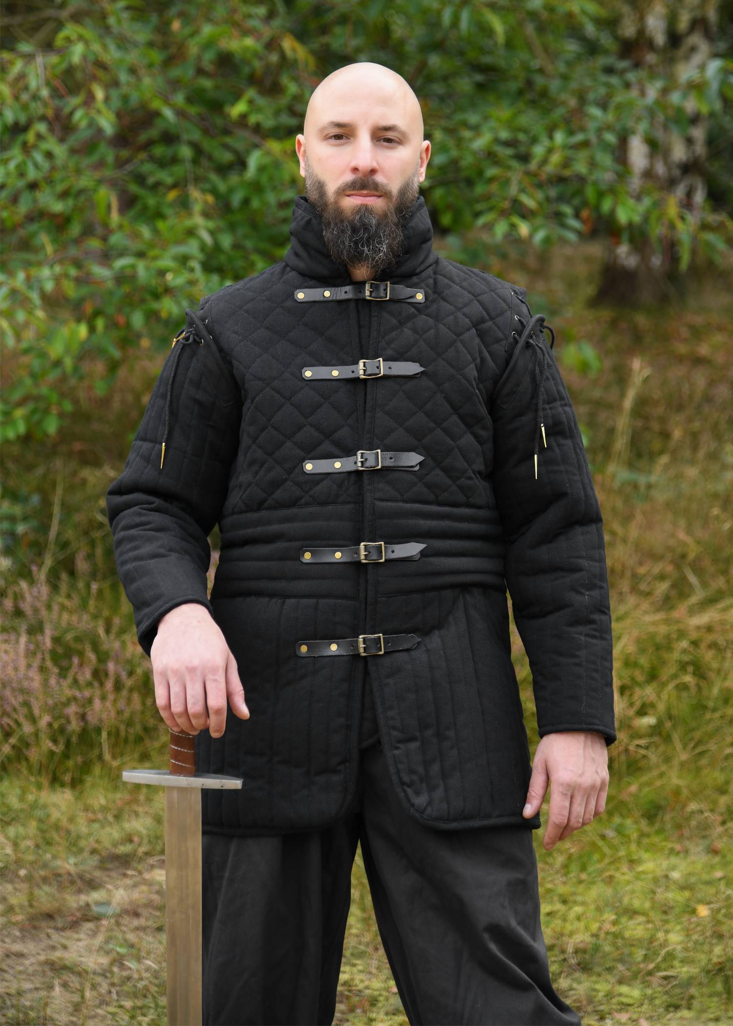 Lange Middeleeuwse Gambeson/Wambuis met gespen en afneembare mouwen, zwart