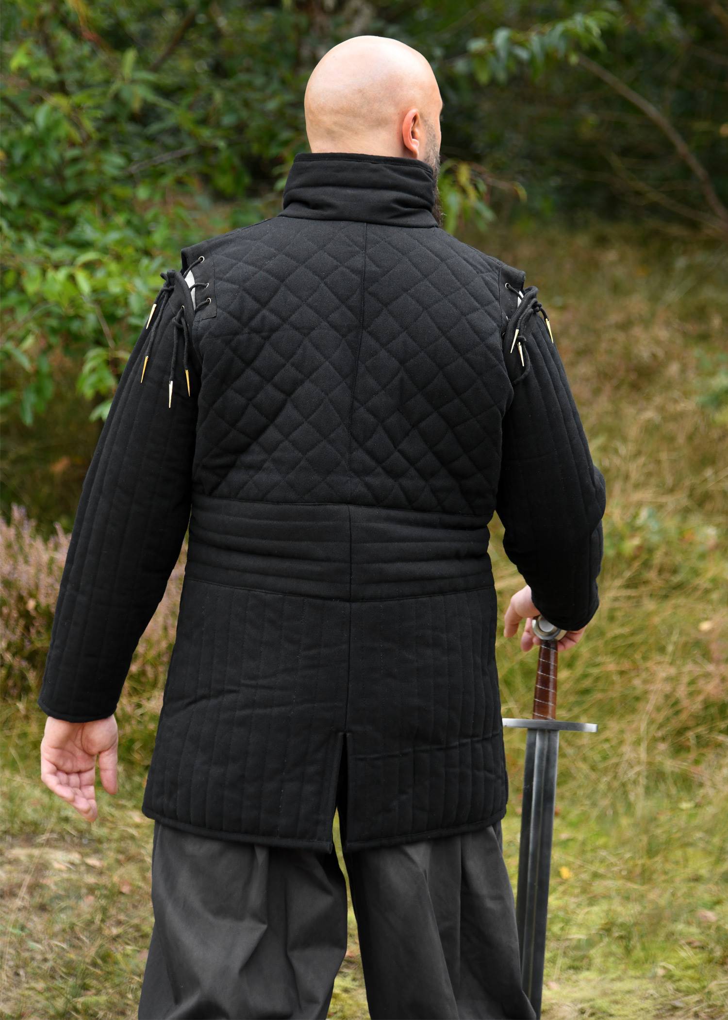 Lange Middeleeuwse Gambeson/Wambuis met gespen en afneembare mouwen, zwart