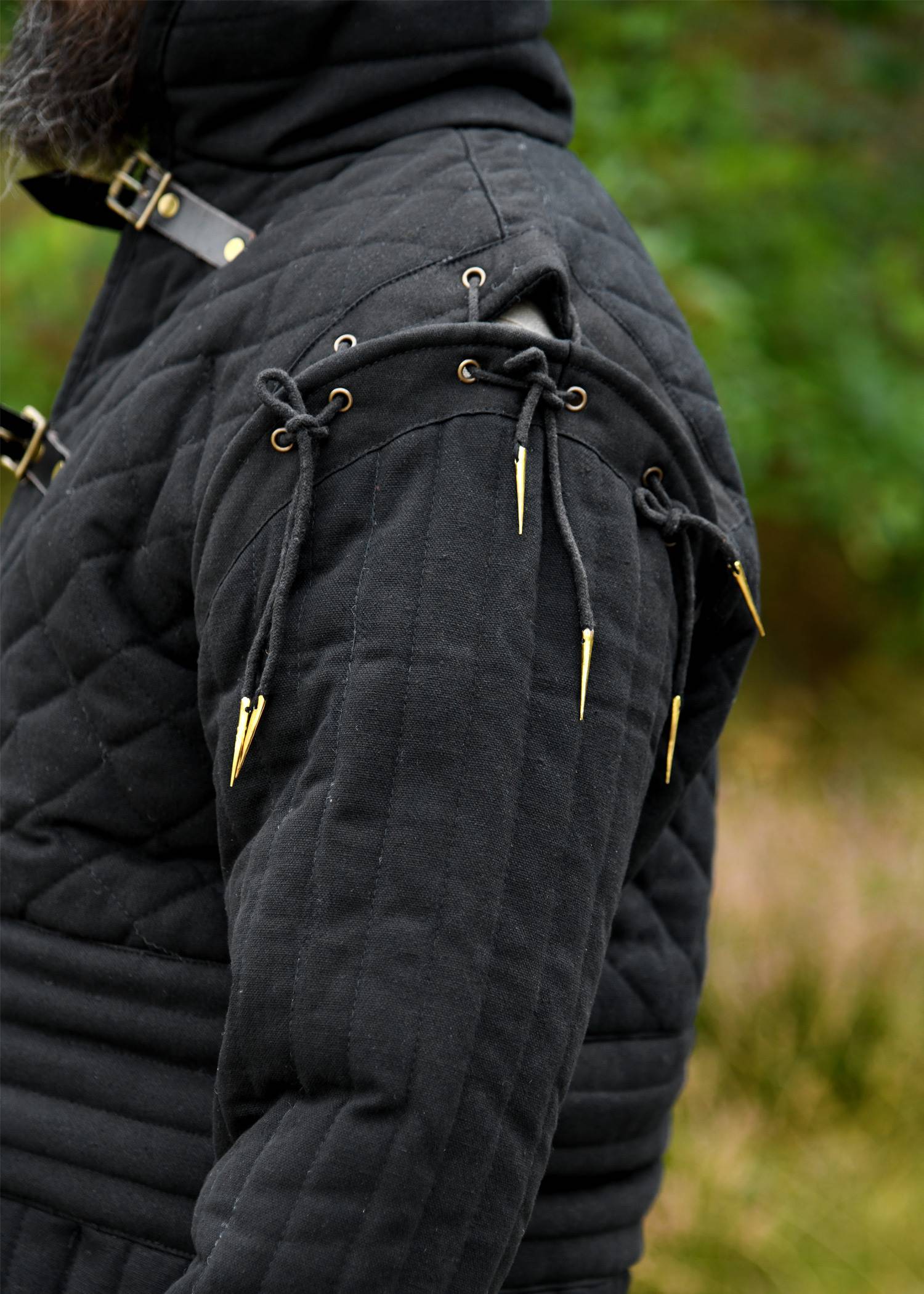 Lange Middeleeuwse Gambeson/Wambuis met gespen en afneembare mouwen, zwart