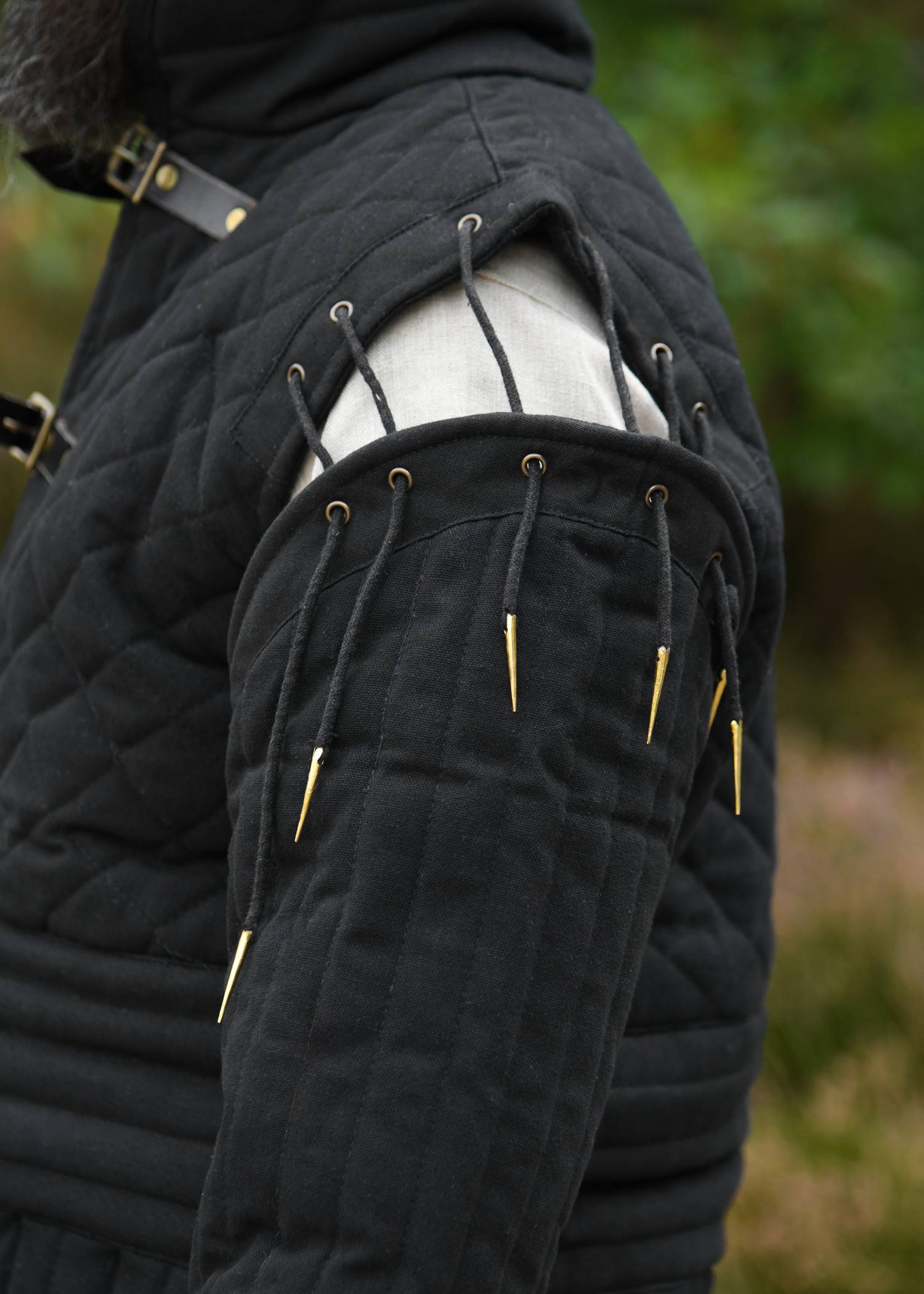 Lange Middeleeuwse Gambeson/Wambuis met gespen en afneembare mouwen, zwart