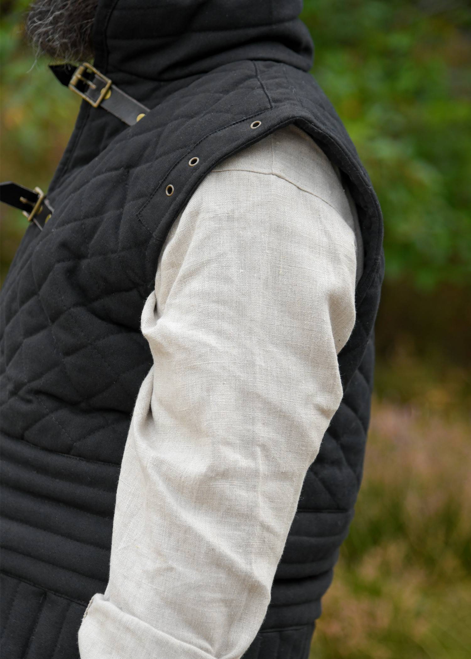 Lange Middeleeuwse Gambeson/Wambuis met gespen en afneembare mouwen, zwart