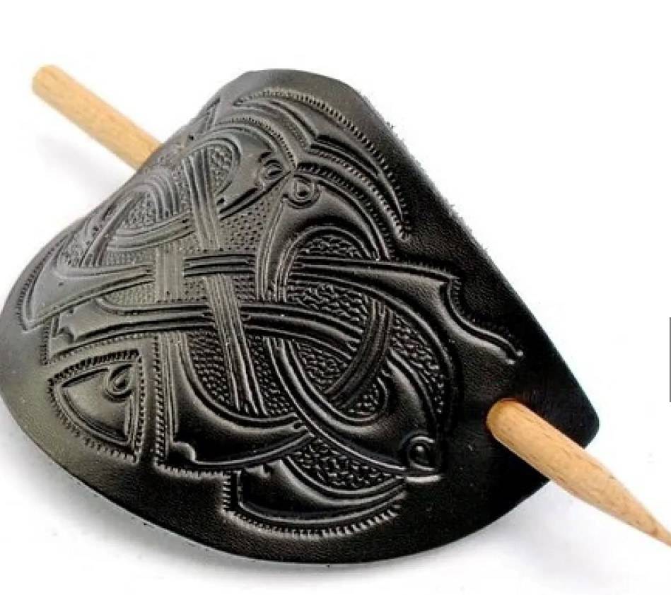 Leren haarclip met reliëf in Viking-motief en houten speld in bruin. (foto is zwart)