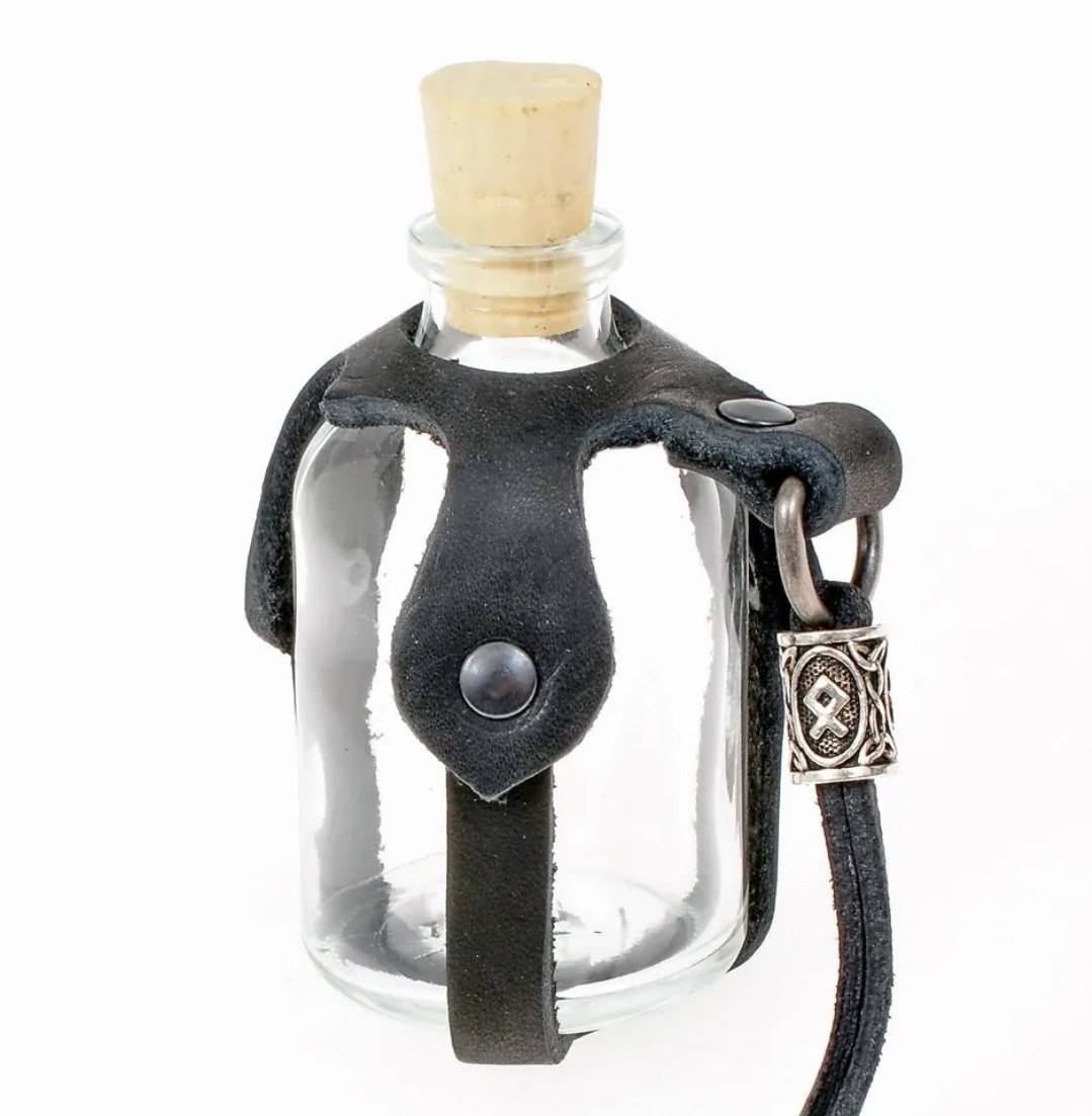 Heksen en Alchemisten elixerflesje in zwart leder, 100 ml met bruine Runenkraal