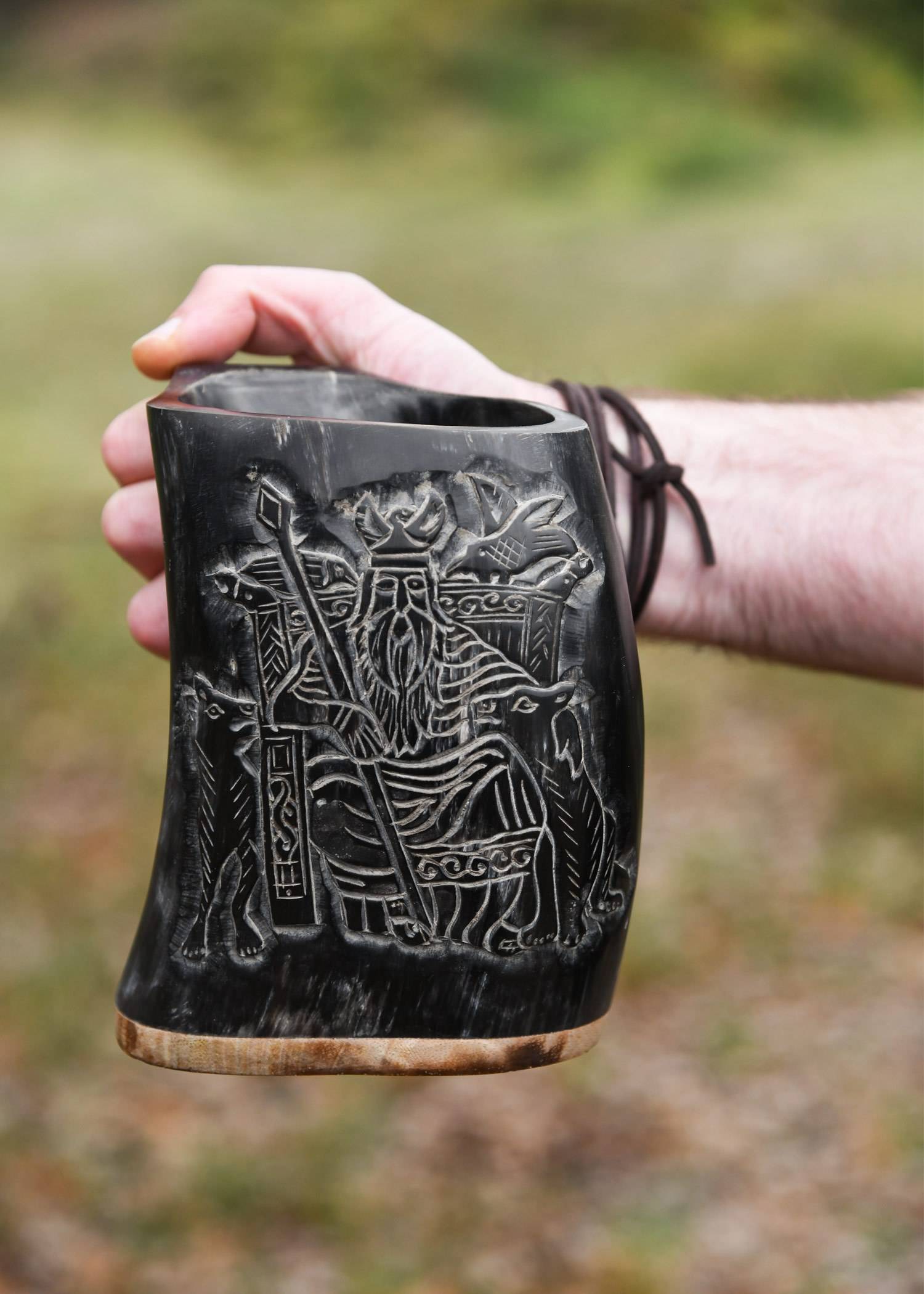 Wikinger ​Hornbecher, Bierkrug mit Holzboden und Odin-Motiv
