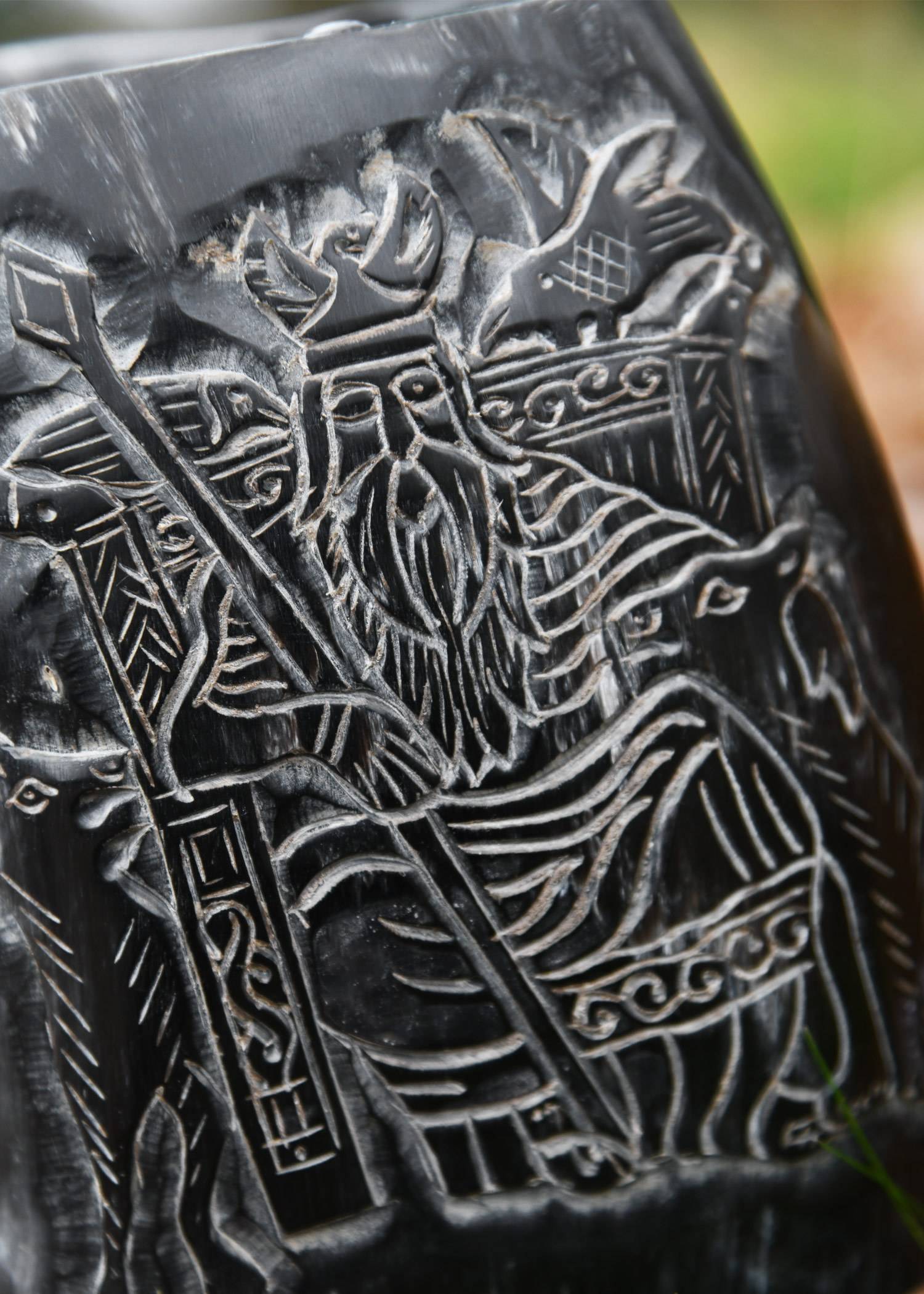 Wikinger ​Hornbecher, Bierkrug mit Holzboden und Odin-Motiv