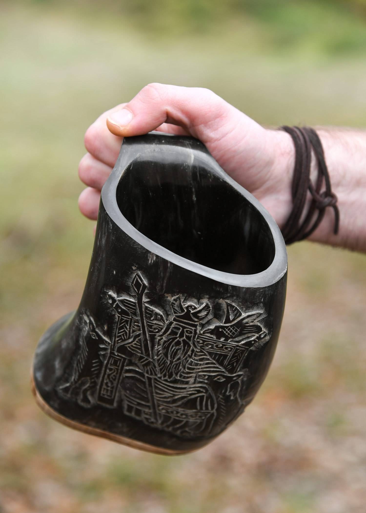 Wikinger ​Hornbecher, Bierkrug mit Holzboden und Odin-Motiv