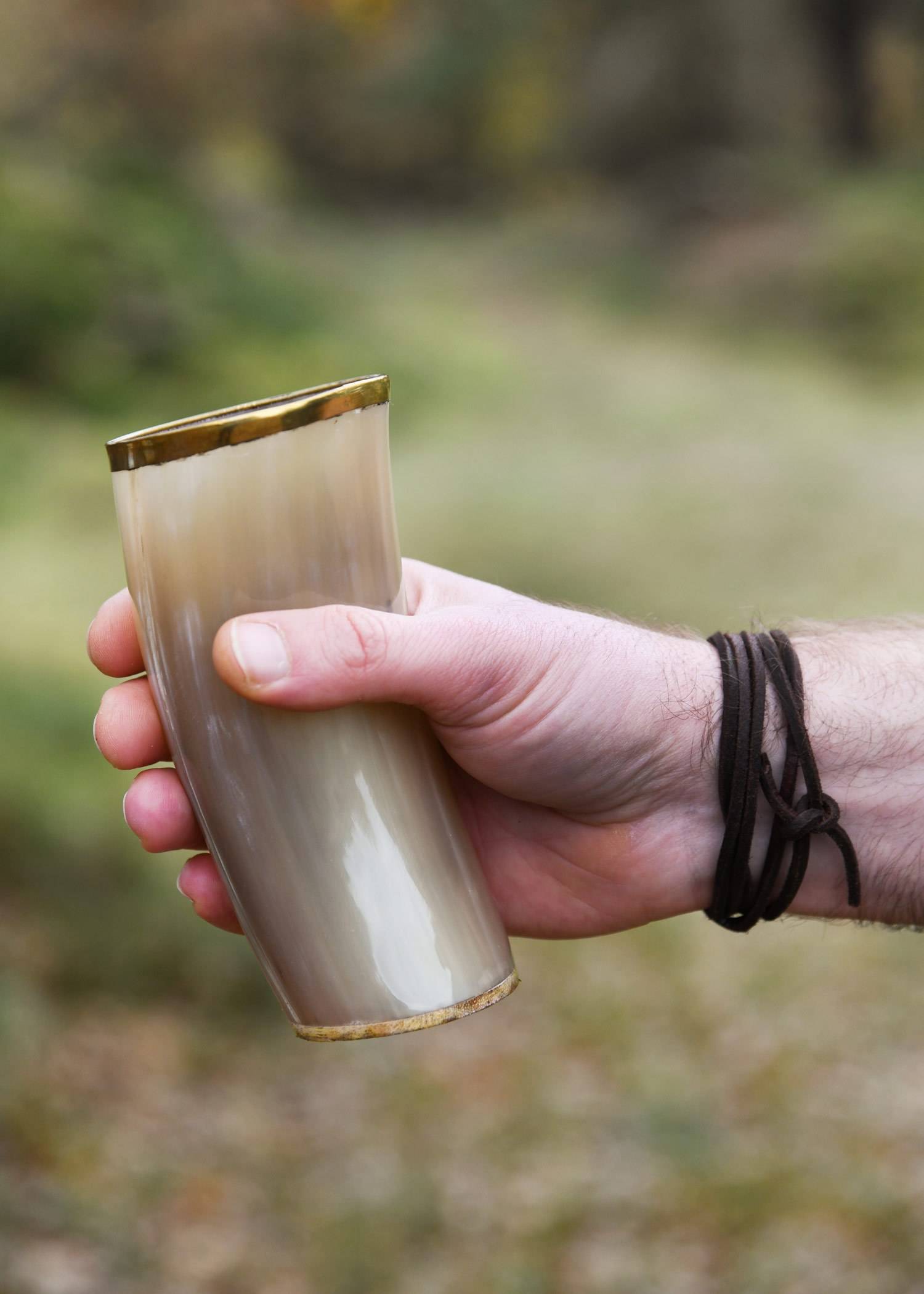 Hoornen Drinkbeker met Messing rand, zonder handvat