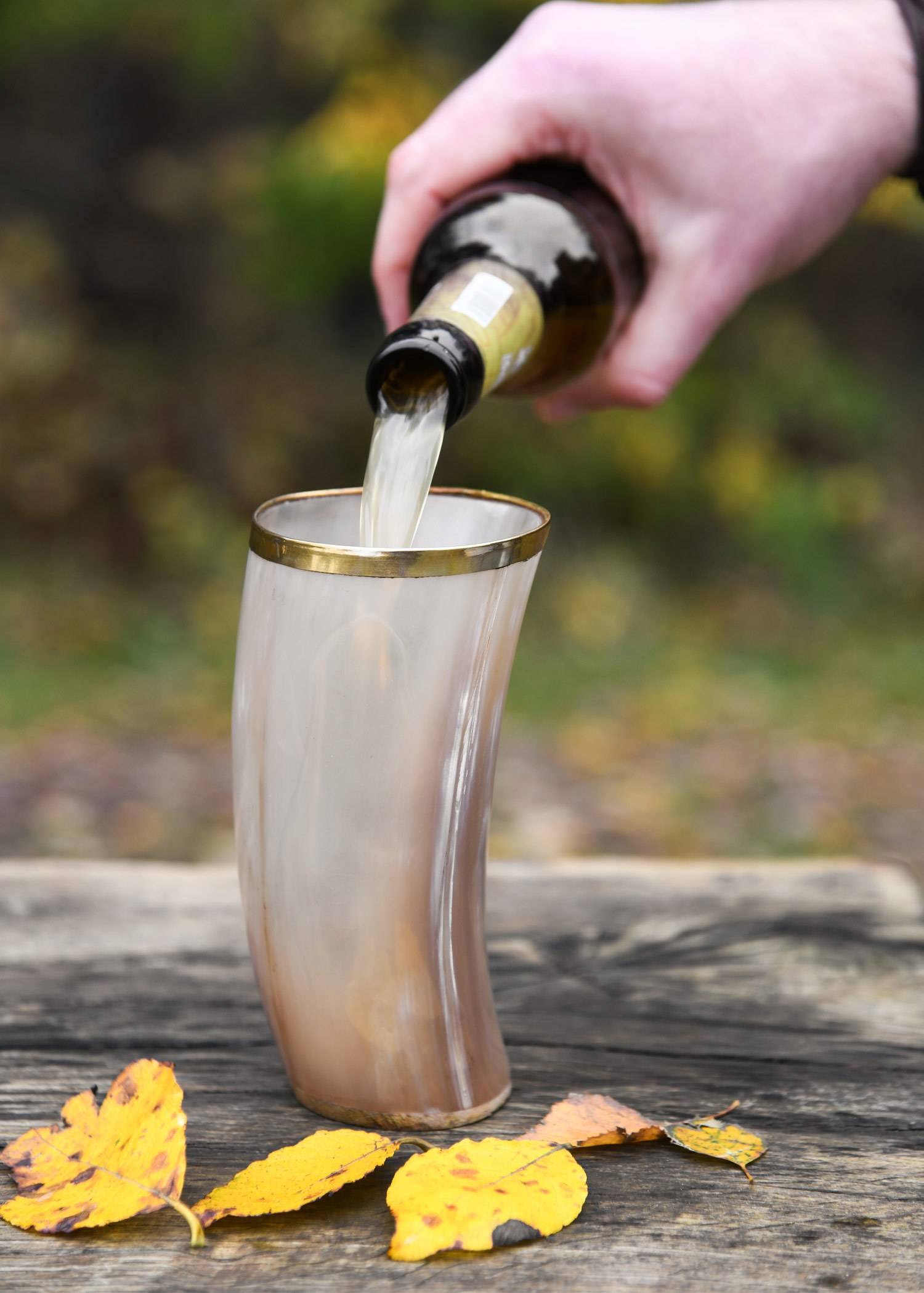Hoornen Drinkbeker met Messing rand, zonder handvat
