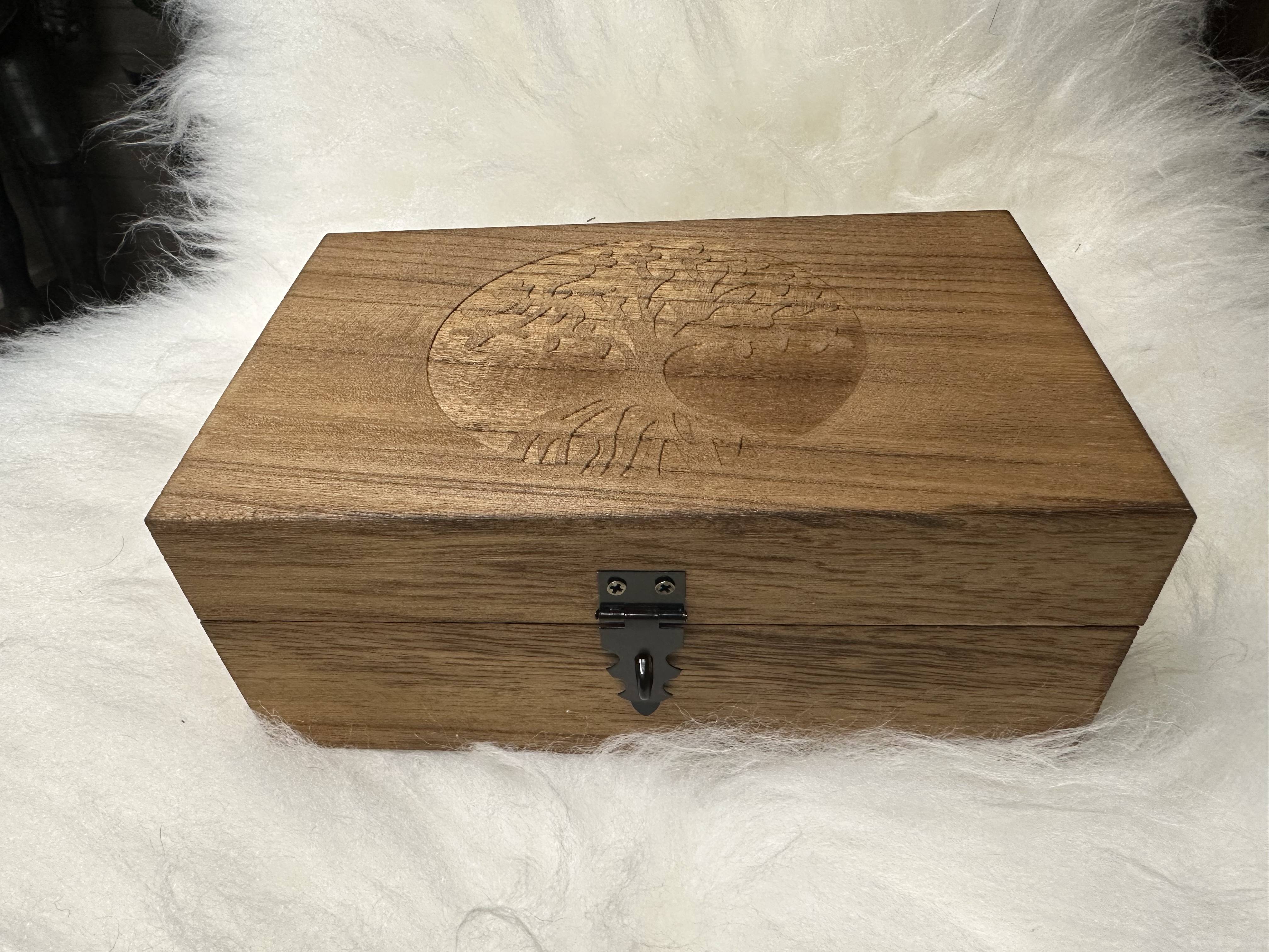 Middeleeuwse houten doos met Levensboommotief / Ygdrasil