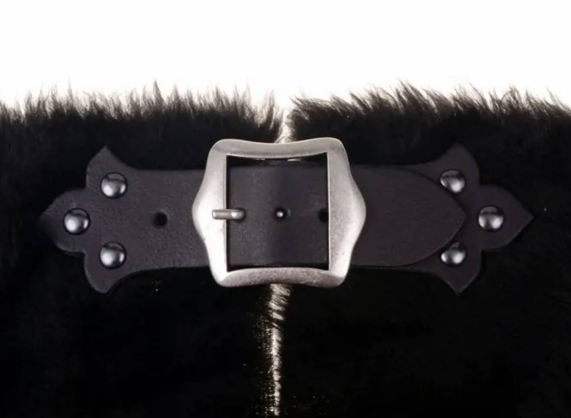 Gewandverschluss im Stil des Mittelalters in Schwarz