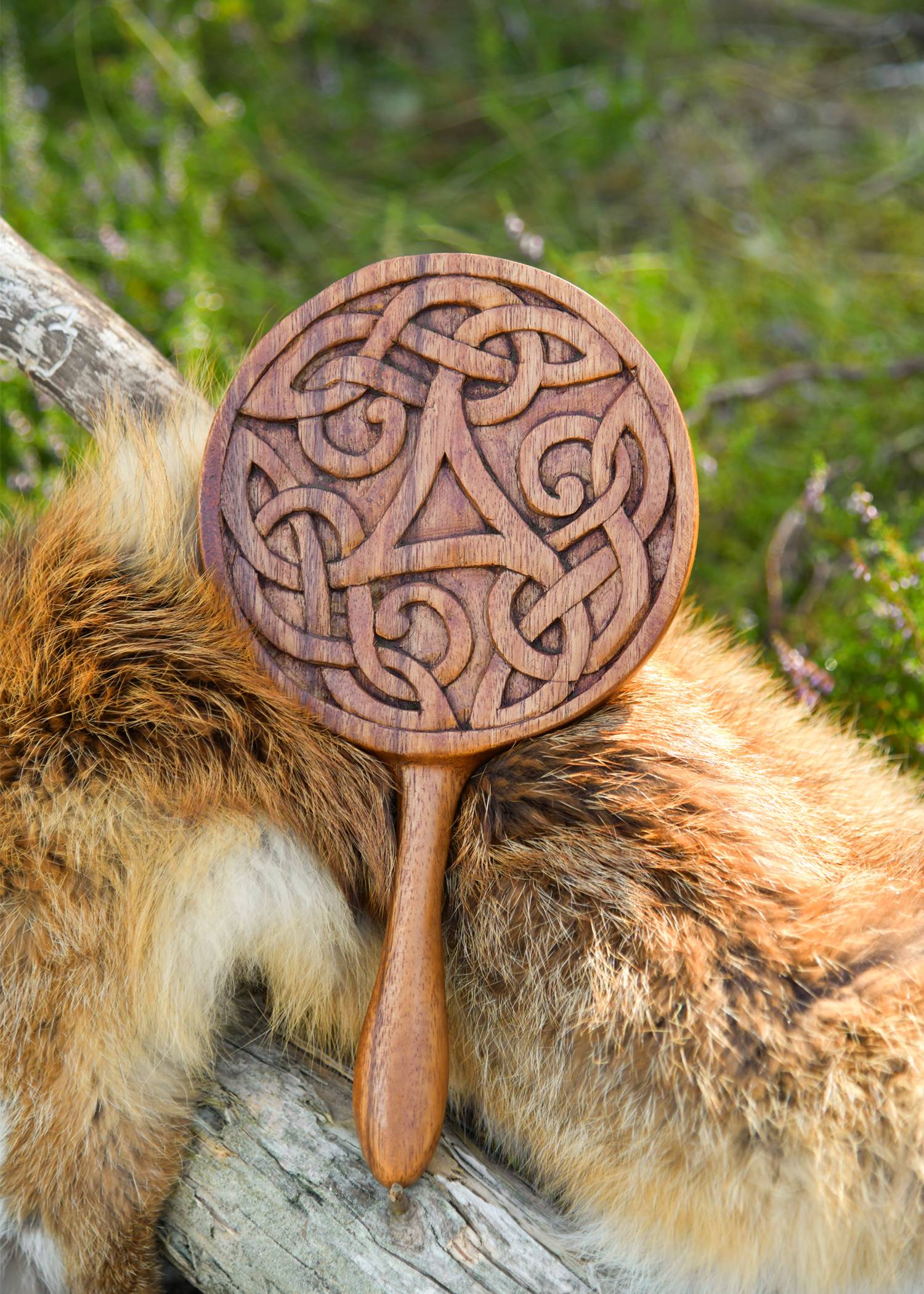 Houten handspiegel met triskelion en Keltische knopen, ca. 28 cm