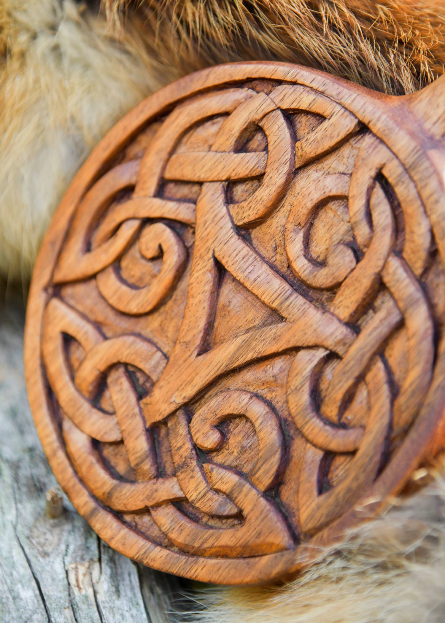 Houten handspiegel met triskelion en Keltische knopen, ca. 28 cm