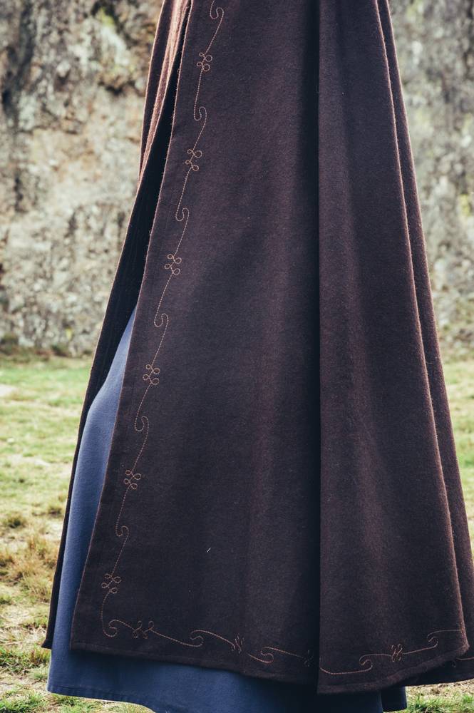 Middeleeuwse Cape Wol in Bruin met Borduursels, 131 cm