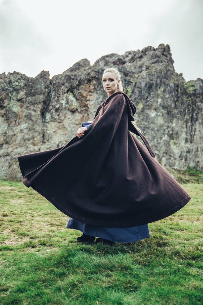 Middeleeuwse Cape Wol in Bruin met Borduursels, 131 cm