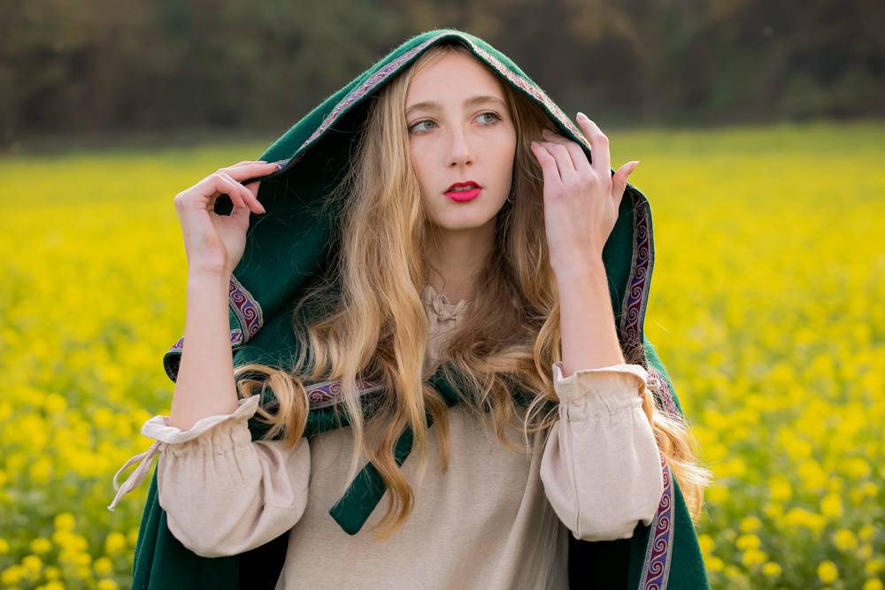 Middeleeuwse Cape Wol in Groen met grote Muts, 131 cm