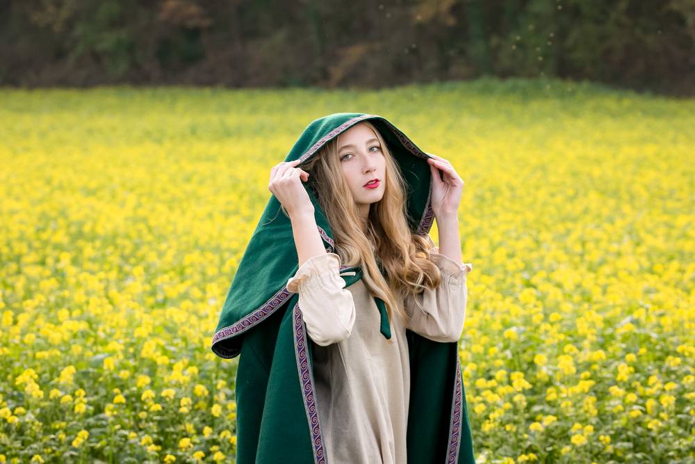 Middeleeuwse Cape Wol in Groen met grote Muts, 131 cm