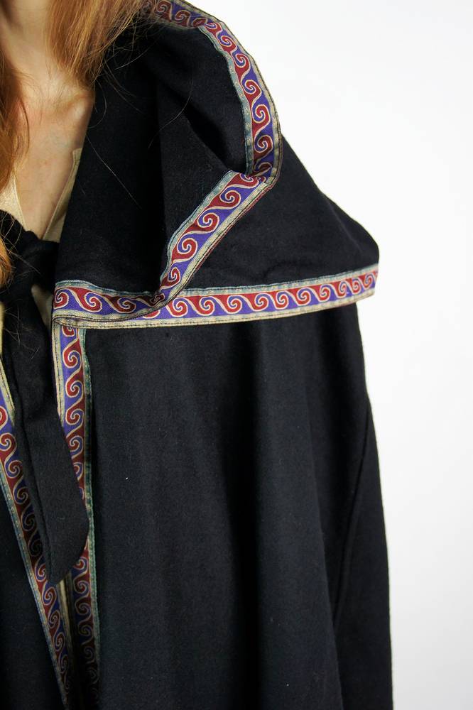 Middeleeuwse Cape Wol in Zwart met grote Muts, 131 cm