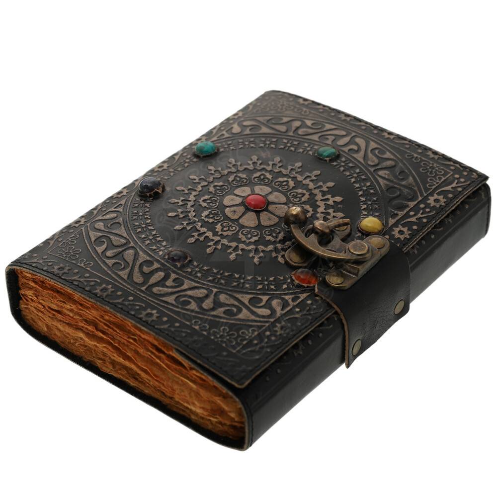 Handgefertigtes Leder-Notizbuch mit Mandala-Kreis und sieben Chakra-Steinen