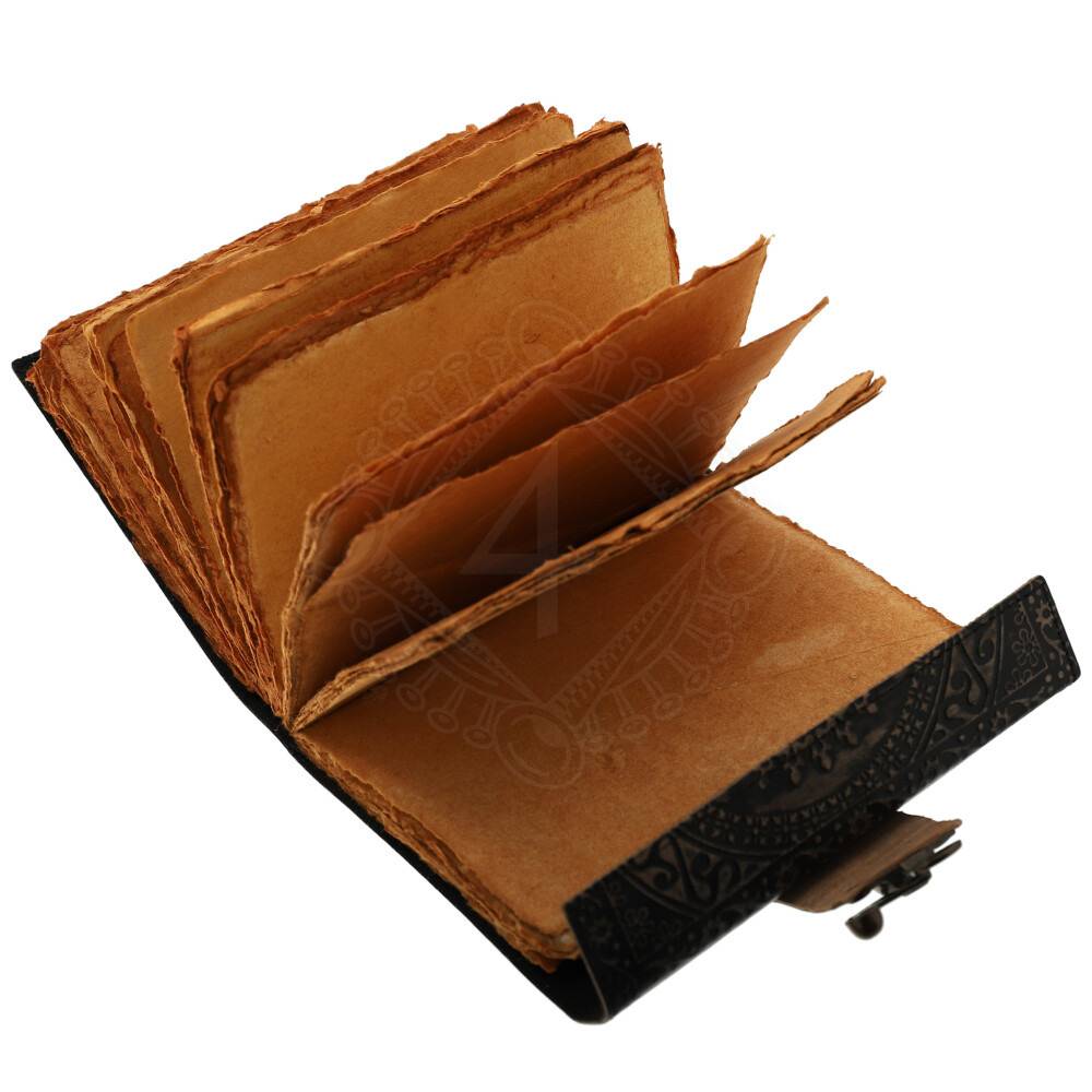 Handgefertigtes Leder-Notizbuch mit Mandala-Kreis und sieben Chakra-Steinen