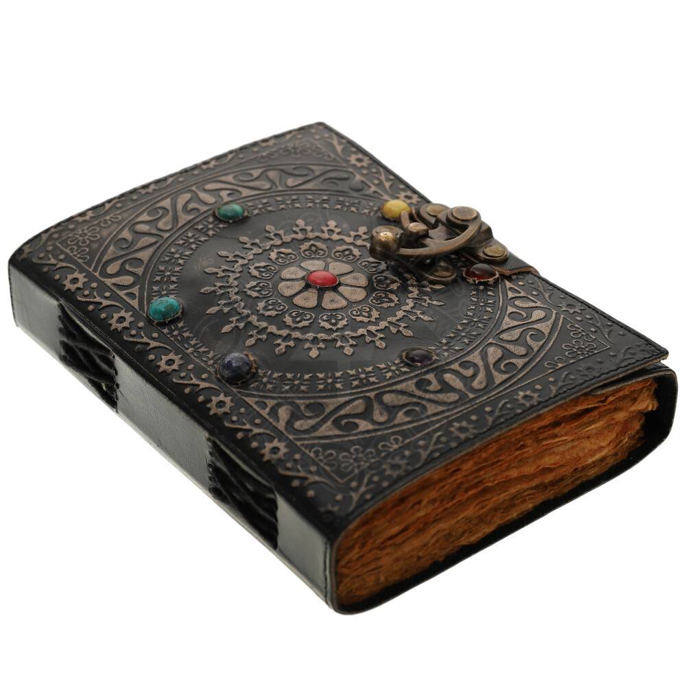 Handgefertigtes Leder-Notizbuch mit Mandala-Kreis und sieben Chakra-Steinen