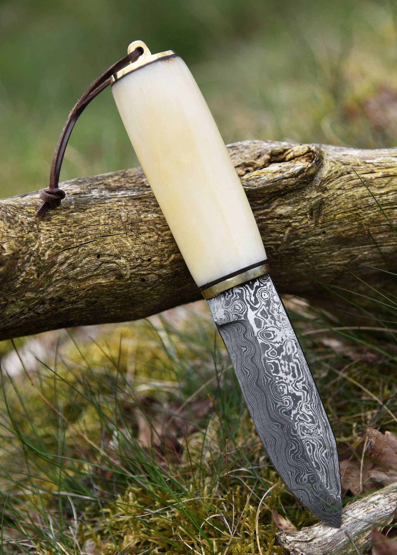 ​Gebrauchsmesser aus Damaszener Stahl mit Knochengriff und Lederscheide