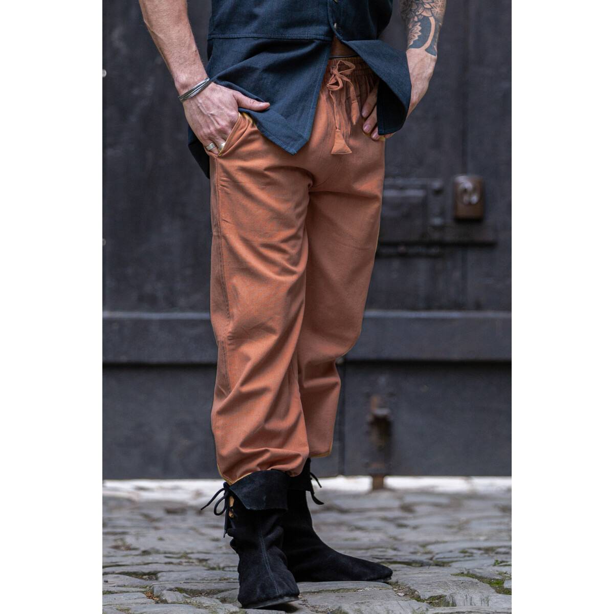 Middeleeuwse Broek in Rood
