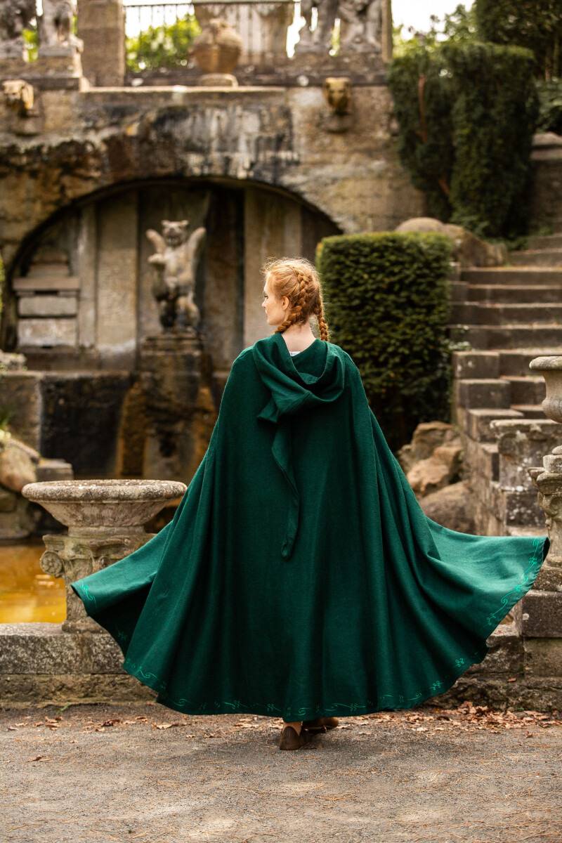 Middeleeuwse Cape/Mantel met borduursel en broche in het groen