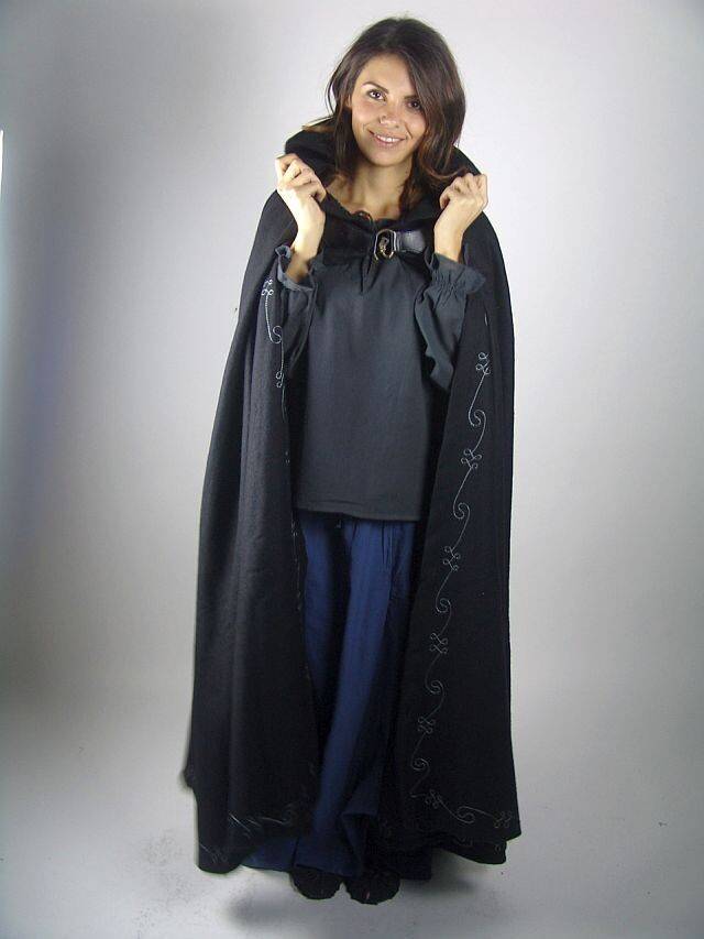 Middeleeuwse Cape/Mantel met borduursel en broche in het Zwart