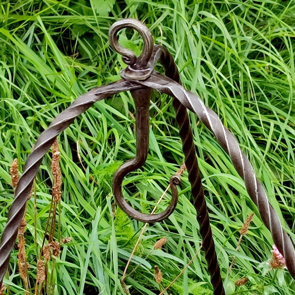 Middeleeuws Gesmede Driepoot, ca. 65 cm